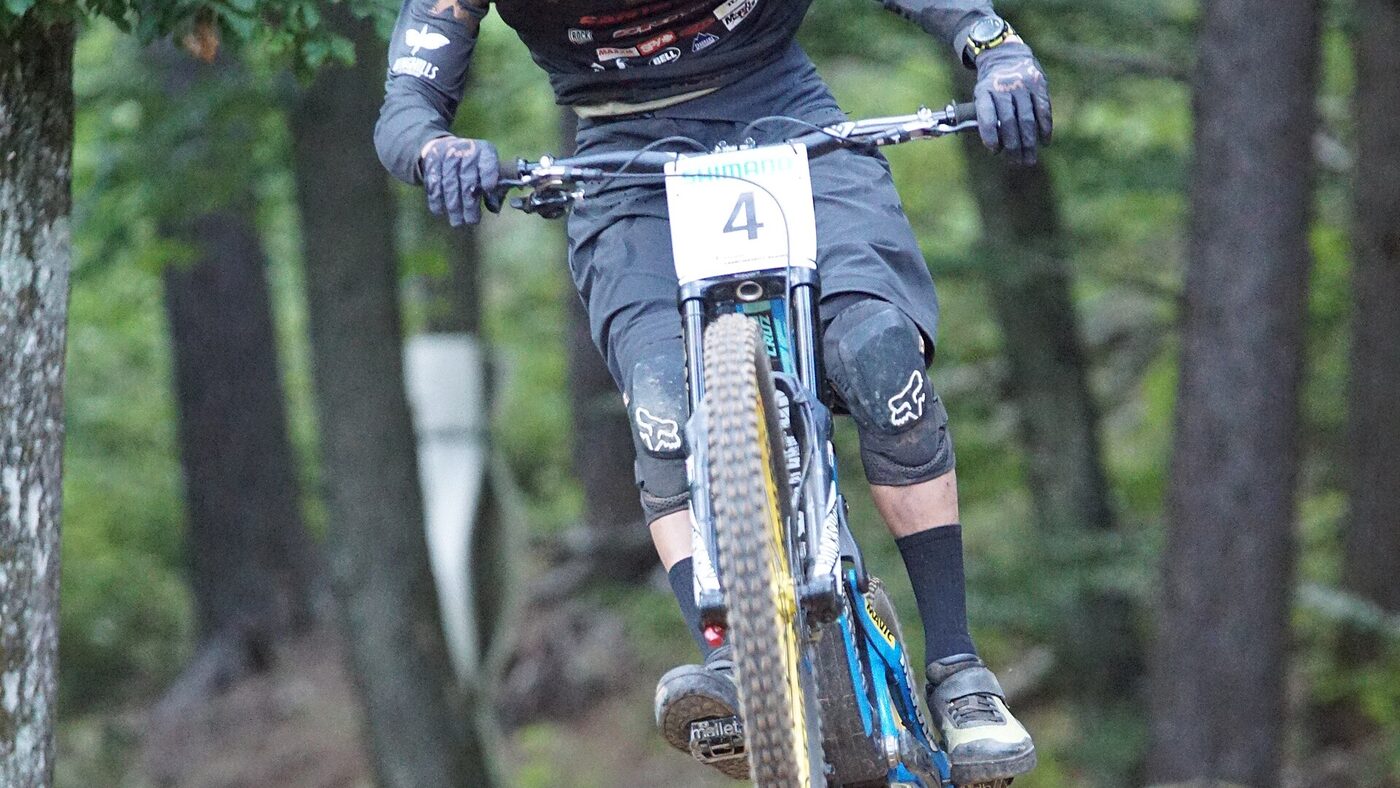 Rider de MTB en competicion sobre pista marcada
