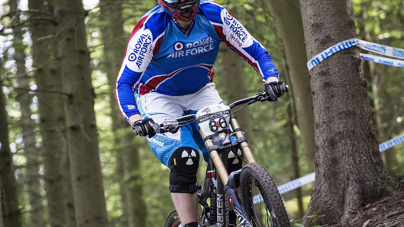 Rider de descenso en un bosque