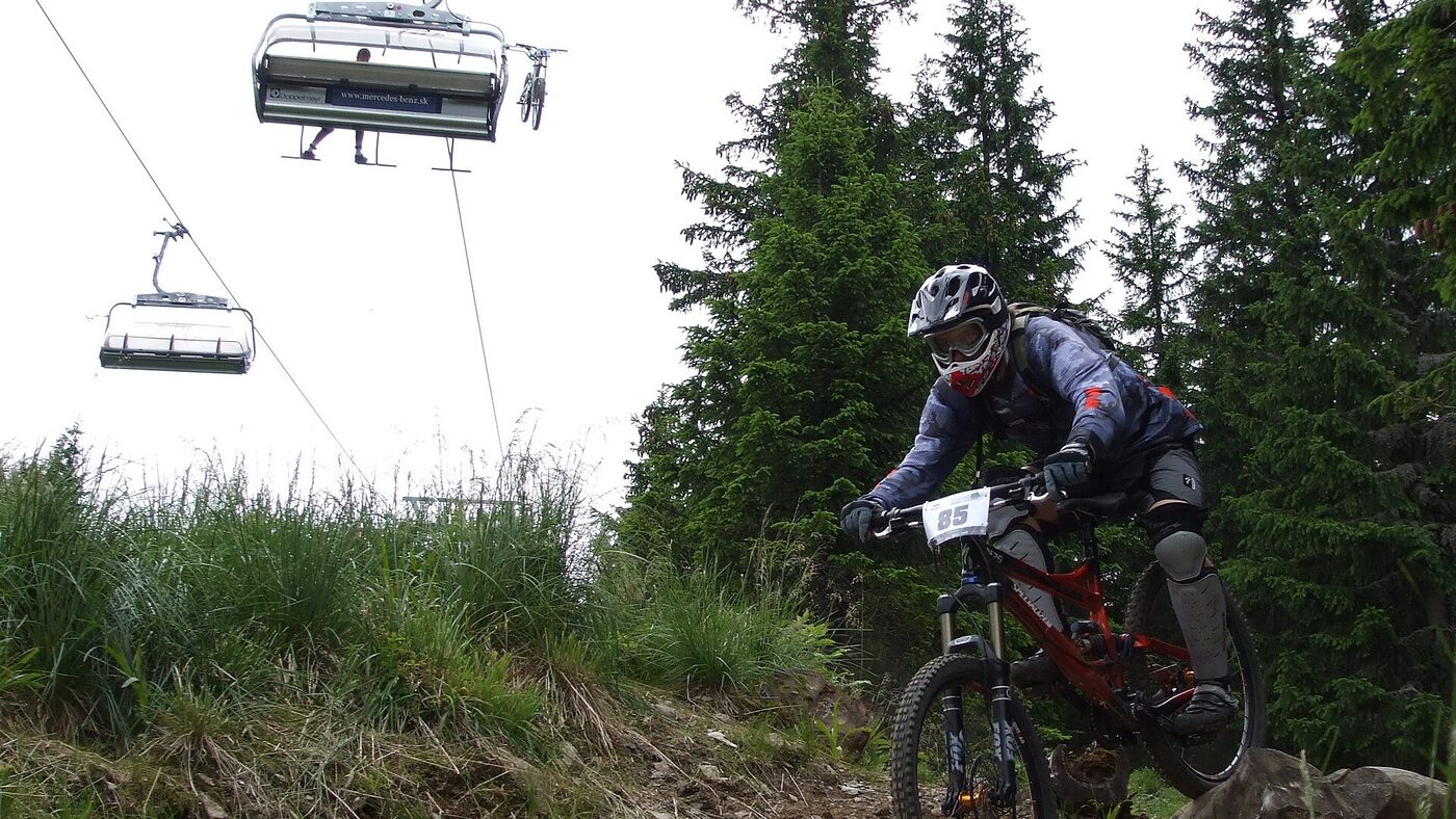 Bicicletas subiendo en el remonte de un bikepark