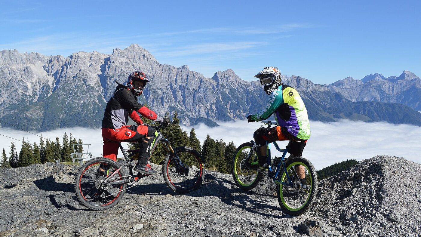 Rider de descenso entrando en una curva de montana