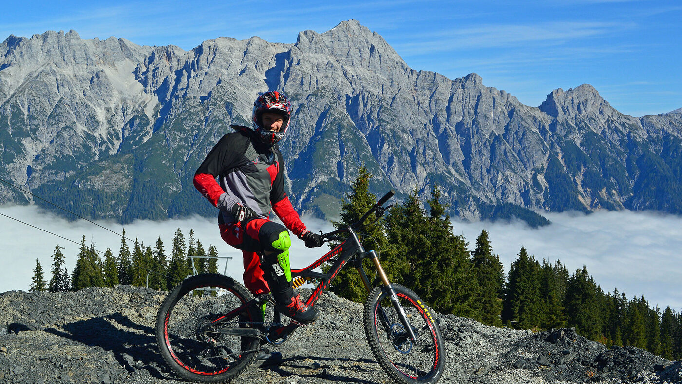 Descenso en una pista de montana con el valle al fondo