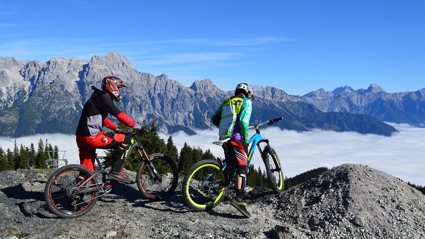 Rider de descenso sobre terreno tecnico de alta montana