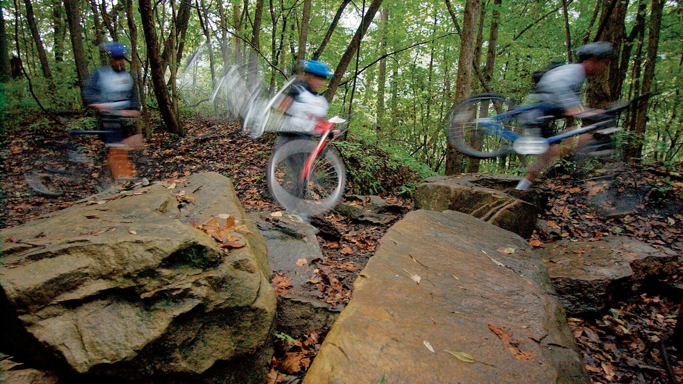 Carrera de mountain bike en terreno roto